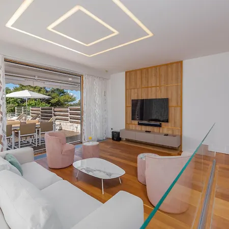 Calla Zadarvillas 别墅 *